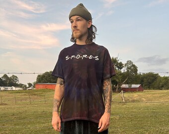 Camiseta unisex de manga corta "Spores" Friends - (Tie-Dye personalizado)