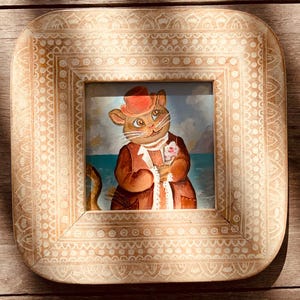 FRANCIS at THE BEACH, Katze im Kostüm, rote Mütze, Strand, Meer, Erdbeereis, original Gouachemalerei in Vintagerahmen, Kostenlose Lieferung