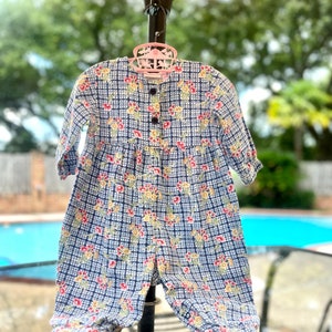 Mono Vintage Carter, azul y blanco con flores, 9-12M