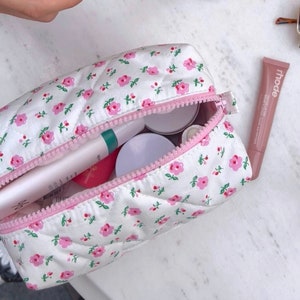 Rosa Blumen Make-up Tasche | Süße Schminktasche | Gesteppte Kosmetiktasche | Schminktasche aus Baumwolle | Kosmetiktasche aus Baumwolle | Kosmetik Organizer