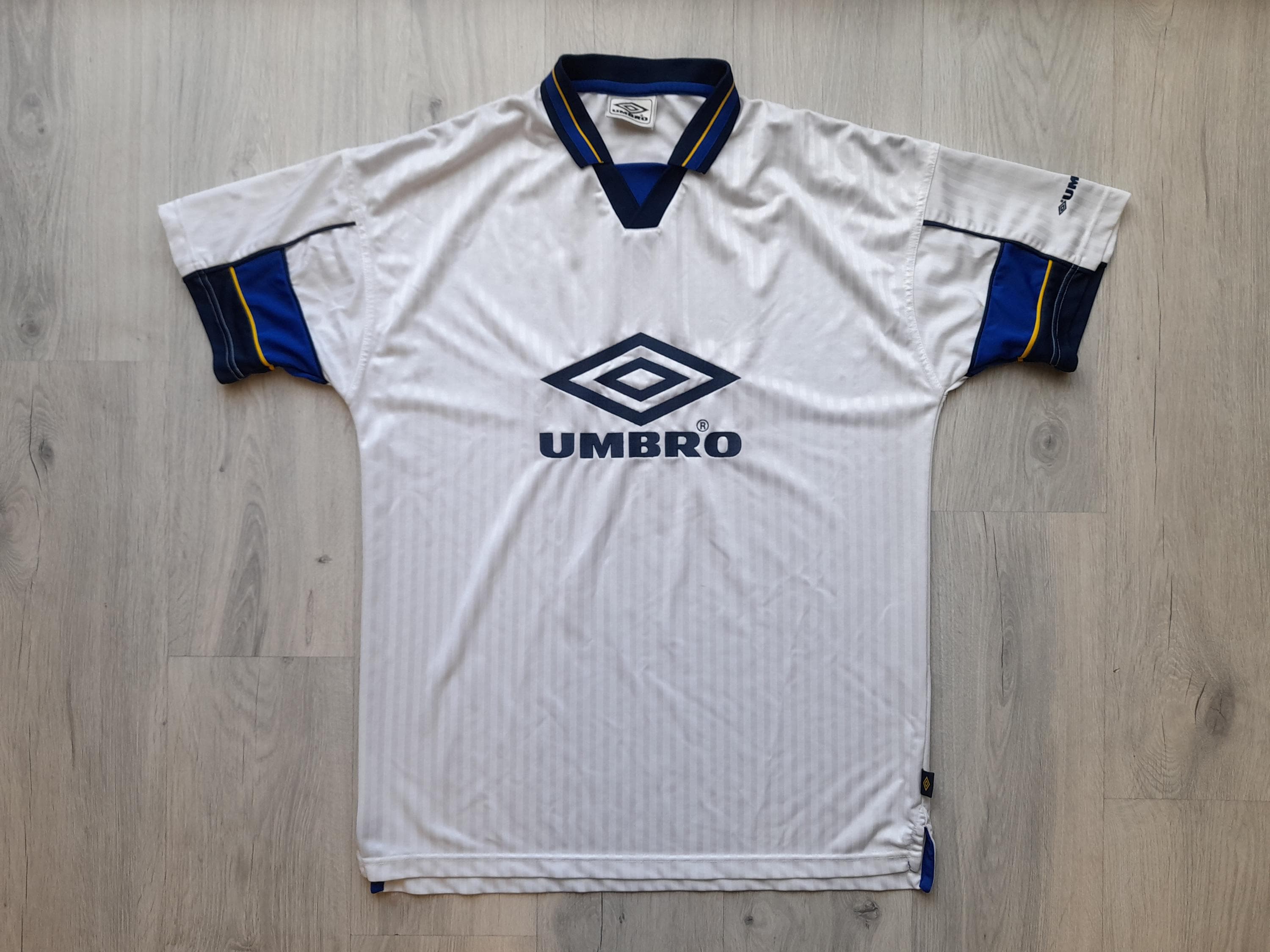 Vintage Umbro Jersey T-shirt Size XL Blue White Big Logo Sport