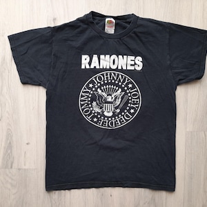 Vintage Ramones 2004 T-Shirt ,Ramones Classic Logo Adult Medium T-shirt Punk Rock Black Tee ,Johnny Tommy Joey Deedee Hey Ho Lets Go T-Shirt