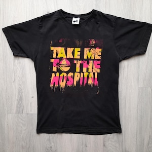 Maglietta vintage dei Prodigy del 2009 &quot;Take Me to the Hospital&quot;, maglietta nera dei Prodigy &quot;Electronic Music&quot;, maglietta sbiadita e consumata, maglietta vintage dei Prodigy