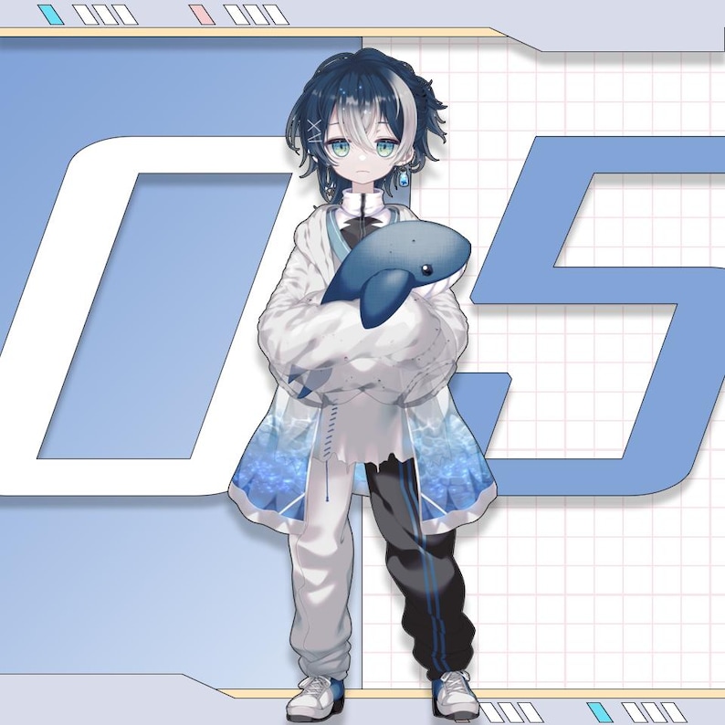 Pu&ograve; includere: Un personaggio in stile anime con capelli scuri e occhi blu, indossa un cappotto bianco con dettagli blu e pantaloni bianchi. Il personaggio tiene in mano una balena di peluche blu. Lo sfondo presenta una grande grafica blu.