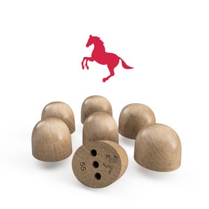 Puede incluir: Un conjunto de ocho tapones para los oídos de madera, con un tapón que presenta un logotipo de caballo rojo y el número 55. Los tapones para los oídos están diseñados para reducir el ruido.