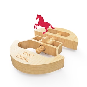Può includere: Ferramenta per mobili in legno chiaro con silhouette di cavallo rosso. La ferramenta presenta la scritta "THC OVAL" incisa sul lato. Progettata per collegare due pezzi di legno. Realizzata in legno.