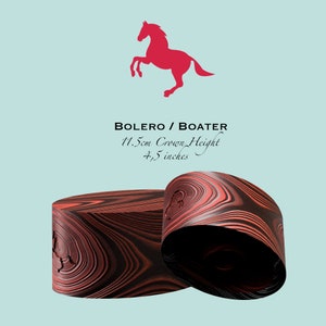 Könnte beinhalten: Zwei Holz-Bootshüte mit einem roten und schwarzen Holzmaserungsmuster. Die Hüte sind 11,5 cm hoch. BOLERO / BOATER 11.5cm Crown Height 4.5 inches
