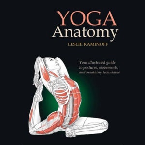 Op de afbeelding: Een boekomslag met de titel "Yoga Anatomy" van Leslie Kaminoff. De omslag toont een illustratie van een vrouw in een yogapose met haar spieren en skelet zichtbaar.