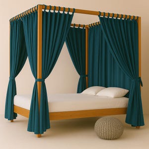 Puede incluir: Una cama con dosel de madera con cortinas de color verde azulado. El marco de la cama es de madera clara y las cortinas están drapeadas alrededor del marco. Dos almohadas blancas descansan sobre la cama y un puf gris se encuentra al pie de la cama.