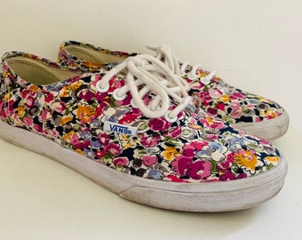 paire de baskets Vans Liberty fleuries