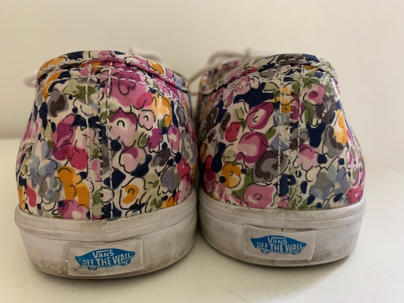 paire de baskets Vans Liberty fleuries image 3