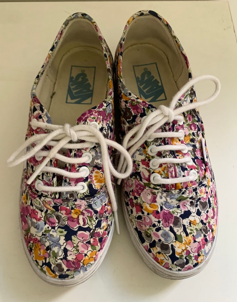 paire de baskets Vans Liberty fleuries image 2