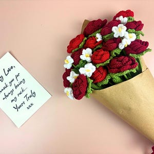 Rosa de crochet terminada para regalar, rosa eterna tejida para novia, decoración de escritorio hecha a mano, ramo de flores de crochet para el Día de la Madre.