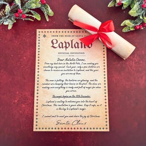 Puede incluir: Una invitación festiva de Papá Noel a Laponia, con un pergamino atado con una cinta roja. La invitación está dirigida a Natalie Owens e incluye texto sobre la magia de la Navidad, con la fecha del 18 de diciembre.