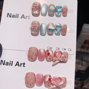 Uñas postizas en color rosa dulce / Diseño de uñas con lazo 3D, perla y corazón