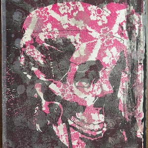 Puede incluir: Obra de arte abstracta que presenta un diseño de calavera en tonos rosa, blanco y gris sobre un fondo oscuro. La calavera está representada con un efecto desgastado y texturizado, creando una estética audaz y vanguardista. La obra está sobre un lienzo.