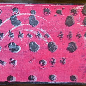 Puede incluir: Obra de arte abstracta sobre lienzo con un fondo rosa vibrante. El diseño presenta varias formas en blanco y negro, incluyendo formas de corazón y otras figuras abstractas. Se puede ver texto escrito a mano.