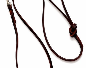 Correa fina de cuero de 8 mm para perros, fabricada en cuero engrasado con asa de mano y nudo en forma de ocho, ideal para cachorros y perros pequeños. Disponible en varios colores y longitudes.