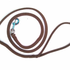 Könnte beinhalten: Eine braune geflochtene Hundeleine mit einem silbernen Karabiner und Ring. Die Leine besteht aus einem dicken, strapazierfähigen Seilmaterial. Der Karabiner hat einen blauen Akzent.