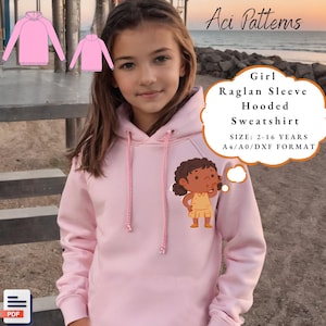 Könnte beinhalten: Ein rosa Kapuzenpullover mit Raglanärmeln. Der Pullover zeigt eine Cartoon-Grafik und den Text "Girl Raglan Sleeve Hooded Sweatshirt" mit Größenangaben. Das Bild enthält auch ein PDF-Symbol und das Logo "Aci Patterns".