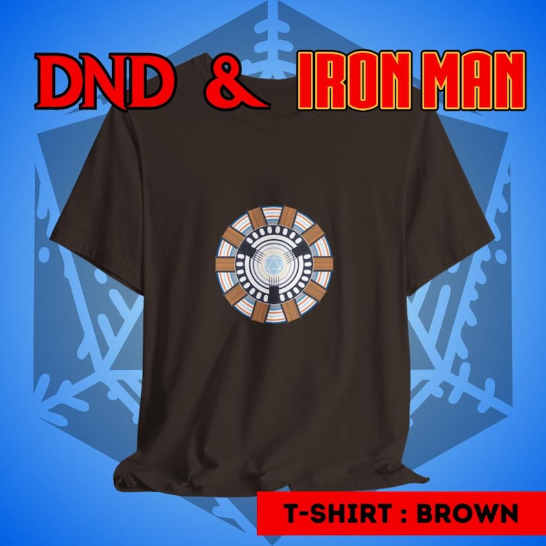 Puede incluir: Una camiseta marr&oacute;n con un gr&aacute;fico del reactor Arc de Iron Man en la parte delantera. El texto "DND & IRON MAN" est&aacute; en la parte superior de la imagen. El texto "T-SHIRT: BROWN" est&aacute; en la parte inferior de la imagen.
