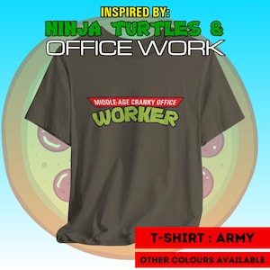 Pode incluir: Camiseta verde-exército com o texto "MIDDLE-AGE CRANKY OFFICE WORKER" em verde e vermelho. O design é inspirado em Tartarugas Ninja e trabalho de escritório. O texto "T-SHIRT: ARMY" está em uma caixa vermelha na parte inferior.