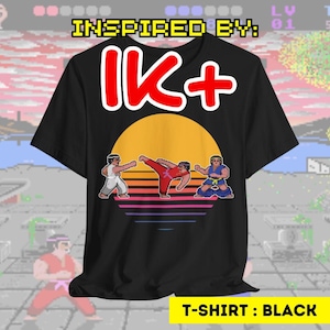 Puede incluir: Camiseta negra con un diseño inspirado en un videojuego retro. La camiseta presenta el texto "IK+" en rojo y una escena de puesta de sol con tres personajes pixelados luchando.