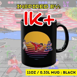 Puede incluir: Taza negra de 0,33L con un diseño inspirado en videojuegos retro. La taza presenta un fondo de puesta de sol con tres artistas marciales pixelados en acción. El texto "INSPIRED BY: 1K+" está en la parte superior.