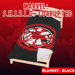 K&ouml;nnte beinhalten: Eine schwarze Decke mit einem roten und wei&szlig;en S.H.I.E.L.D.-Logo mit einem Totenkopf in der Mitte. Das Logo ist rissig und zerbrochen. Der Text "MARVEL: S.H.I.E.L.D. CORRUPTED" befindet sich oben im Bild. Der Text "BLANKET: BLACK" befindet sich unten im Bild.
