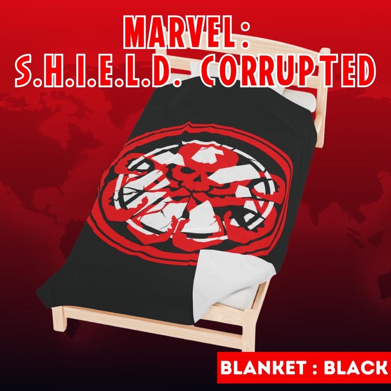 K&ouml;nnte beinhalten: Eine schwarze Decke mit einem roten und wei&szlig;en S.H.I.E.L.D.-Logo mit einem Totenkopf in der Mitte. Das Logo ist rissig und zerbrochen. Der Text "MARVEL: S.H.I.E.L.D. CORRUPTED" befindet sich oben im Bild. Der Text "BLANKET: BLACK" befindet sich unten im Bild.