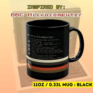 Pode incluir: Caneca preta de 0,33L com o texto "BBC Microcomputer" e especificações técnicas. A caneca tem uma alça preta e um design com listras vermelhas, marrons e brancas. As palavras "Inspired By" e "1981" também são visíveis.