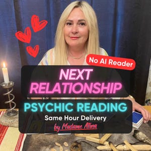 Könnte beinhalten: Eine Werbeanzeige für eine psychische Lesung mit dem Text NEXT RELATIONSHIP PSYCHIC READING Same Hour Delivery by Madame Atina und No AI Reader. Das Bild zeigt eine brennende Kerze, Tarotkarten und Holzstäbchen auf einem Tisch.