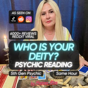 Puede incluir: Una persona con cabello largo rubio sentada tras una mesa con cartas de tarot, una vela encendida y palitos de madera. El texto incluye AS SEEN ON TIKTOK REDDIT INSTAGRAM, 6000+ REVIEWS REDDIT VIRAL, WHO IS YOUR DEITY? PSYCHIC READING, 5th Gen Psychic.