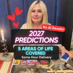 Könnte beinhalten: Eine Person mit blondem Haar sitzt an einem Tisch mit Tarotkarten, einer brennenden Kerze in einem Metallhalter und Salbeibündeln. Textüberlagerungen zeigen 2027 PREDICTIONS, 5 AREAS OF LIFE COVERED, No AI Reader, Same Hour Delivery und by Madame Alina.