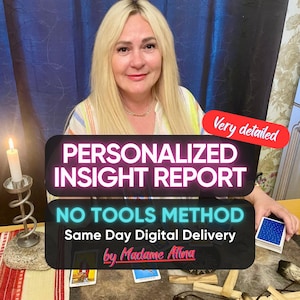 Könnte beinhalten: Eine weiße Keramik-Tasse mit schwarzem Henkel und dem Text "But First, Coffee" in schwarzer, handschriftlicher Schrift. Die Tasse steht auf einer weißen Oberfläche.