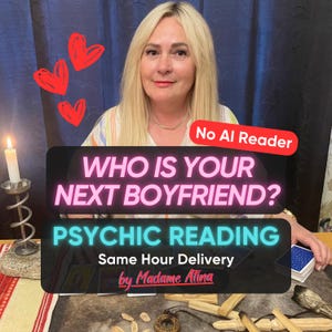 Peut inclure: Une personne blonde est assise derrière une table avec des cartes de tarot, une bougie allumée et de la sauge. Le texte indique : No AI Reader, WHO IS YOUR NEXT BOYFRIEND?, PSYCHIC READING, Same Hour Delivery, by Madame Atina, avec trois cœurs rouges.