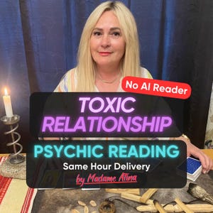 Puede incluir: Un servicio de lectura psíquica con el texto TOXIC RELATIONSHIP PSYCHIC READING Same Hour Delivery by Madame Atina y No AI Reader. La imagen muestra a una persona con cabello rubio, una vela encendida en un soporte y cartas de tarot.