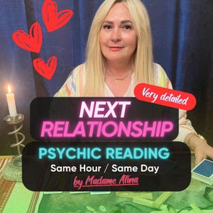 以下が含まれることがあります： ブロンドの髪の女性が、ろうそくといくつかのタロットカードのあるテーブルに座っています。画像のテキストには、「NEXT RELATIONSHIP PSYCHIC READING Same Hour / Same Day by Madame Alina」と「Very detailed」と書かれています。