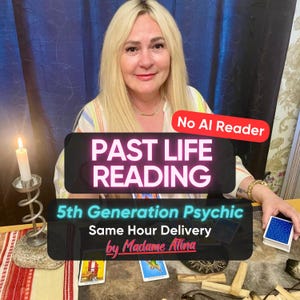 Pode incluir: Uma pessoa de cabelos loiros sentada atrás de uma mesa com cartas de tarô, uma vela acesa em um suporte de metal e palitos de madeira. O texto diz: No AI Reader, PAST LIFE READING, 5th Generation Psychic, Same Hour Delivery, by Madame Atina.