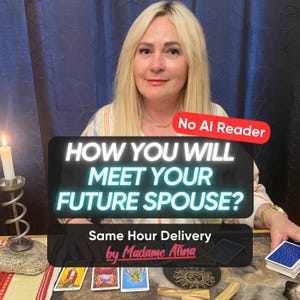 Könnte beinhalten: Ein Tarot-Karten-Lese-Set mit einem Kartendeck, drei ausgelegten Tarotkarten, einer Kerze in einem Metallhalter und einer runden Matte mit Sonnenmotiv. Der Text lautet: No AI Reader, HOW YOU WILL MEET YOUR FUTURE SPOUSE?, Same Hour Delivery by Madame Atina.