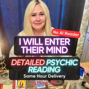 Puede incluir: Una persona de cabello rubio sentada ante una mesa con cartas del tarot, una vela y un objeto de madera. Los textos superpuestos dicen: No AI Reader, I WILL ENTER THEIR MIND, DETAILED PSYCHIC READING, Same Hour Delivery y by Madame Alma.