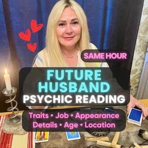 Peut inclure: Une publicité pour un service de voyance avec une personne blonde et le texte SAME HOUR FUTURE HUSBAND PSYCHIC READING ainsi que Traits, Job, Appearance, Details, Age, Location. Une bougie allumée dans un bougeoir et des cartes de tarot.