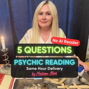 Op de afbeelding: Een psychische leesservice met 5 vragen en levering binnen een uur door Madame Atina. De afbeelding toont een persoon met lang blond haar, een brandende witte kaars in een metalen houder, tarotkaarten en houten stokjes op een donker oppervlak.