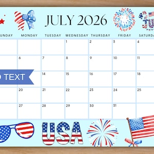 Könnte beinhalten: Hellblauer Juli 2026 Kalender mit patriotischen USA-Grafiken. Enthält Feuerwerk, eine amerikanische Flagge und das Wort "USA" in Rot, Weiß und Blau. Enthält den Text "Add Text".