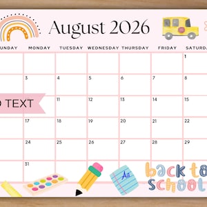Può includere: Un calendario rosa di agosto 2026 con illustrazioni a tema scolastico. Presenta un arcobaleno, un autobus scolastico e le parole "Back to School". Include lo spazio per "Add Text".