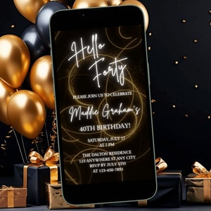 Puede incluir: Un teléfono inteligente muestra una invitación digital para el 40 cumpleaños de Maddie Graham. La invitación presenta remolinos dorados y el texto "Hello Forty". Globos dorados y negros y regalos envueltos en el fondo.