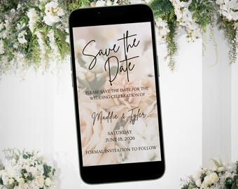 Può includere: Un biglietto digitale di salvataggio della data con uno sfondo floreale. Il testo recita "Save the Date" con i nomi Maddie & Tyler e la data 18 giugno 2026. Il testo "Formal Invitation to Follow" è in fondo al biglietto.