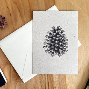 Ab 2,30 Euro: Graspapier-Postkarte – Tannenzapfen in Tusche | A6 Karte als Einladung, Grußkarte | Lineart Zeichnung – Zapfen, Wald, Natur