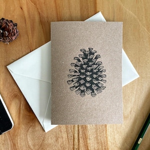 Ab 2,70 Euro: Klappkarte aus Kraftpapier – Tannenzapfen als Tuschezeichnung | A6 Karte als Grußkarte | Lineart Motiv – Zapfen, Wald, Natur