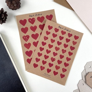 Stickerbogen – rote Herzen in Aquarellfarben | A6 Kraftpapier-Aufkleberbogen zum Dekorieren, für Geschenke, Planer, Briefe oder Weihnachten